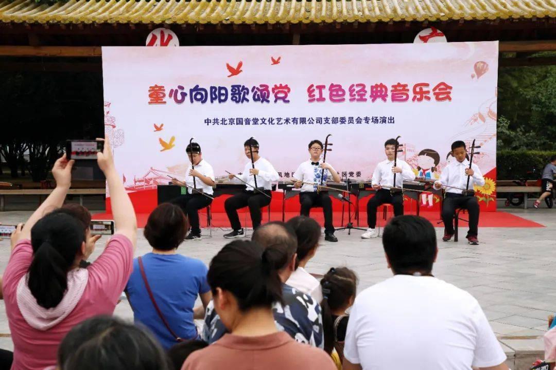 逃离无人的学校